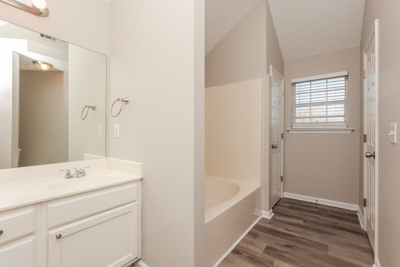 2,100/Mo, 1849 Lakewood Village Dr Antioch, TN 37013 Main Bathroom View