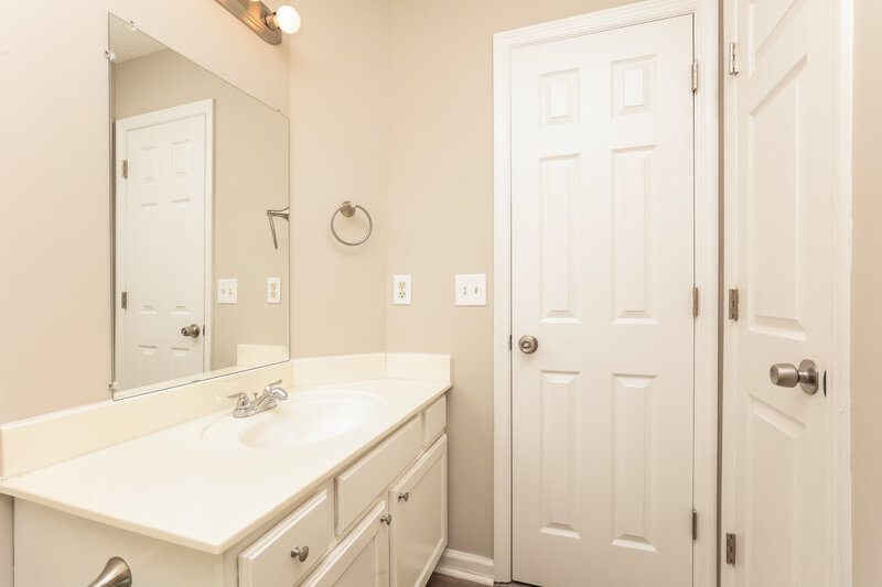 2,100/Mo, 1849 Lakewood Village Dr Antioch, TN 37013 Bathroom View