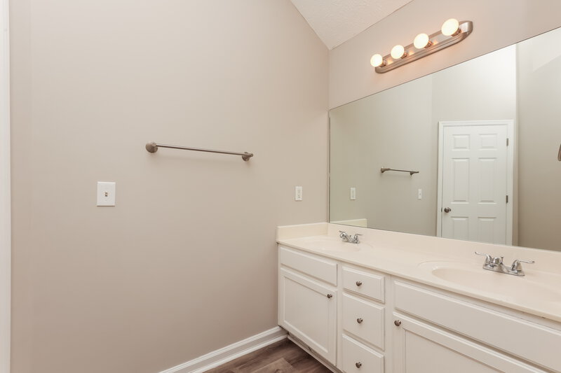 2,100/Mo, 1849 Lakewood Village Dr Antioch, TN 37013 Bathroom View 2