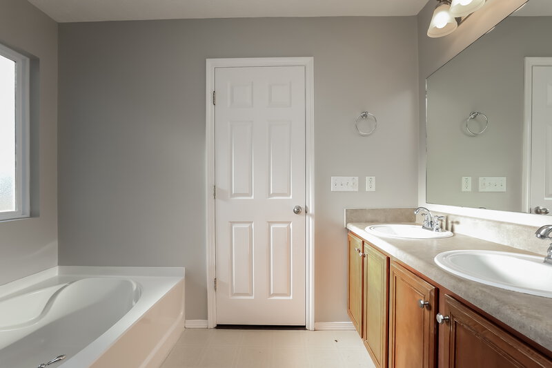2,530/Mo, 5064 Smith Springs Pkwy Antioch, TN 37013 Main Bathroom View 2