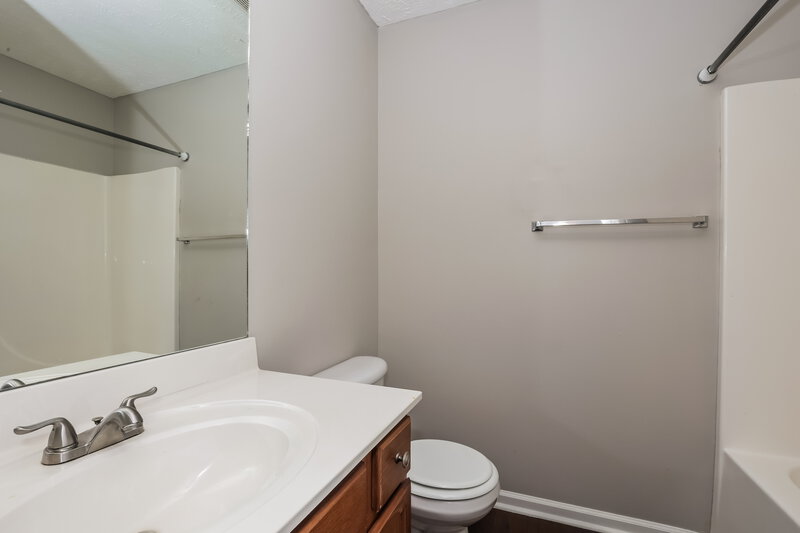 3,050/Mo, 5027 Hectare Ln La Vergne, TN 37086 Bathroom View 2