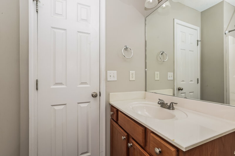 3,050/Mo, 5027 Hectare Ln La Vergne, TN 37086 Bathroom View 3