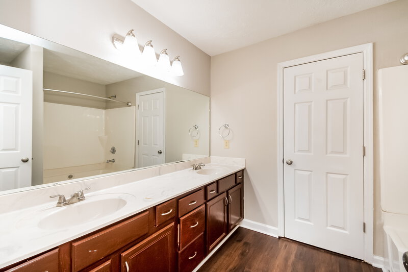 2,420/Mo, 515 Gammon Ln La Vergne, TN 37086 Main Bathroom View