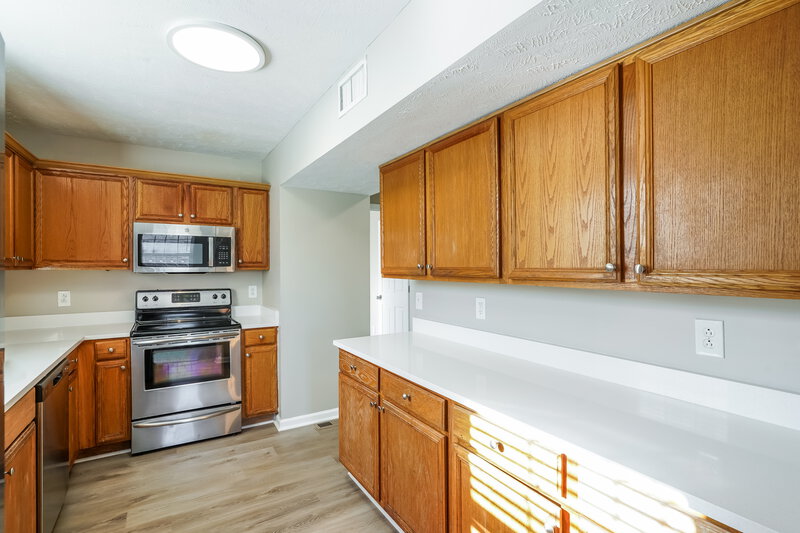 2,110/Mo, 205 Lake Forest Dr La Vergne, TN 37086 Kitchen View 2