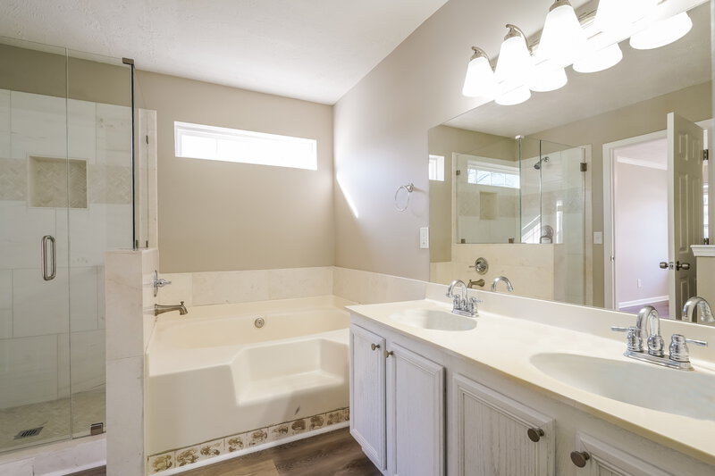 2,110/Mo, 205 Lake Forest Dr La Vergne, TN 37086 Main Bathroom View