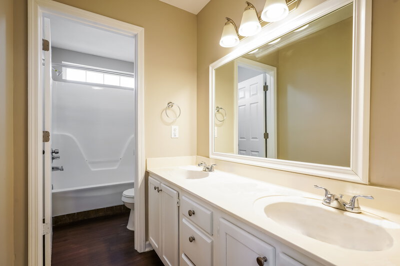 2,110/Mo, 205 Lake Forest Dr La Vergne, TN 37086 Bathroom View