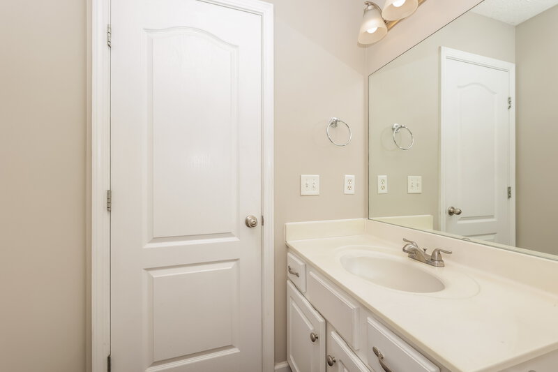 1,735/Mo, 1516 Beaconcrest Cir Murfreesboro, TN 37128 Main Bathroom View