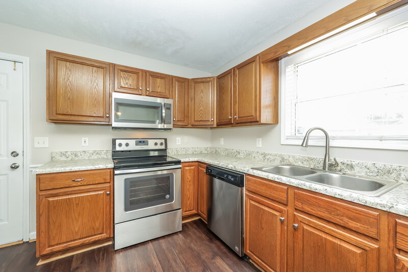 2,260/Mo, 3323 Meadowhill Dr Murfreesboro, TN 37130 Kitchen View 2