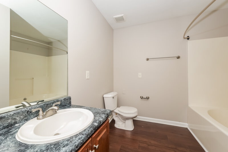 2,260/Mo, 3323 Meadowhill Dr Murfreesboro, TN 37130 Main Bathroom View