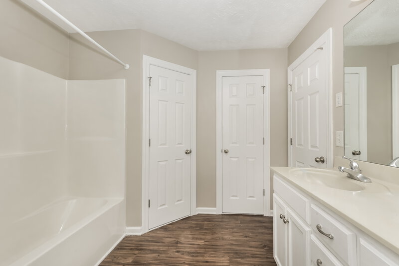 2,115/Mo, 4816 Ark Ln Murfreesboro, TN 37128 Main Bathroom View 2