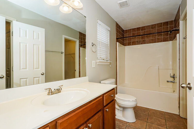 2,110/Mo, 725 Holland Ridge Dr La Vergne, TN 37086 Main Bathroom View