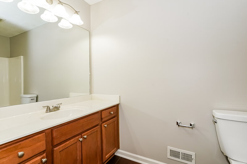 2,110/Mo, 725 Holland Ridge Dr La Vergne, TN 37086 Bathroom View