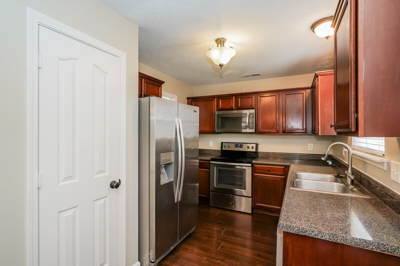 1,750/Mo, 274 Bill Stewart Blvd La Vergne, TN 37086 Kitchen View 2