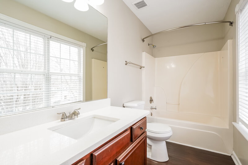 1,750/Mo, 274 Bill Stewart Blvd La Vergne, TN 37086 Main Bathroom View