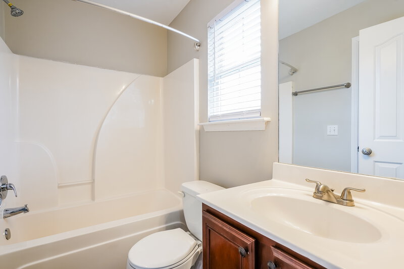 1,750/Mo, 274 Bill Stewart Blvd La Vergne, TN 37086 Bathroom View