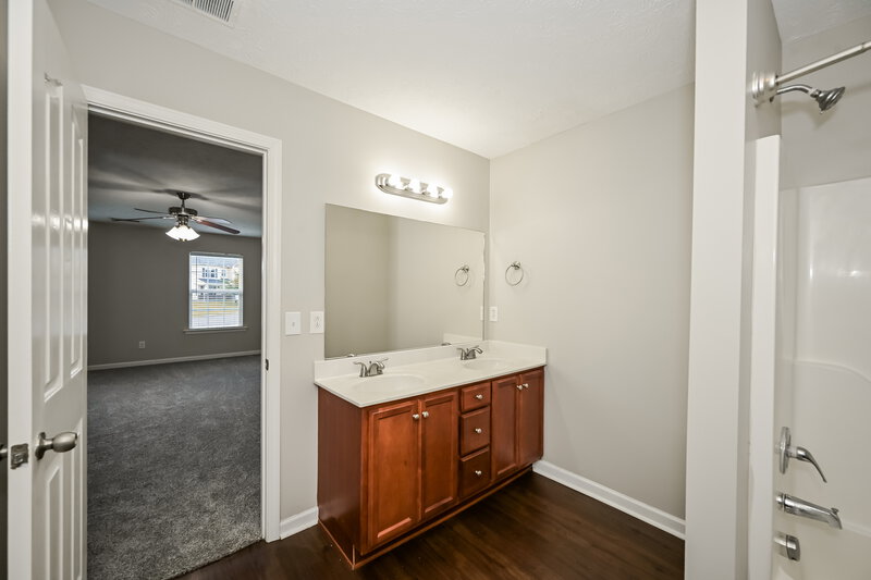1,965/Mo, 1057 Tammy Sue Ln La Vergne, TN 37086 Main Bathroom View