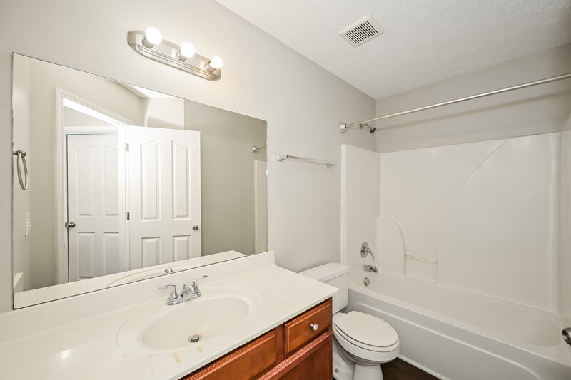 1,965/Mo, 1057 Tammy Sue Ln La Vergne, TN 37086 Bathroom View