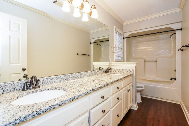 2,240/Mo, 104 Luna Ln Hendersonville, TN 37075 Main Bathroom View
