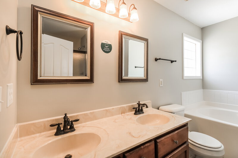 3,430/Mo, 3418 Leslie Ln Murfreesboro, TN 37128 Main Bathroom View