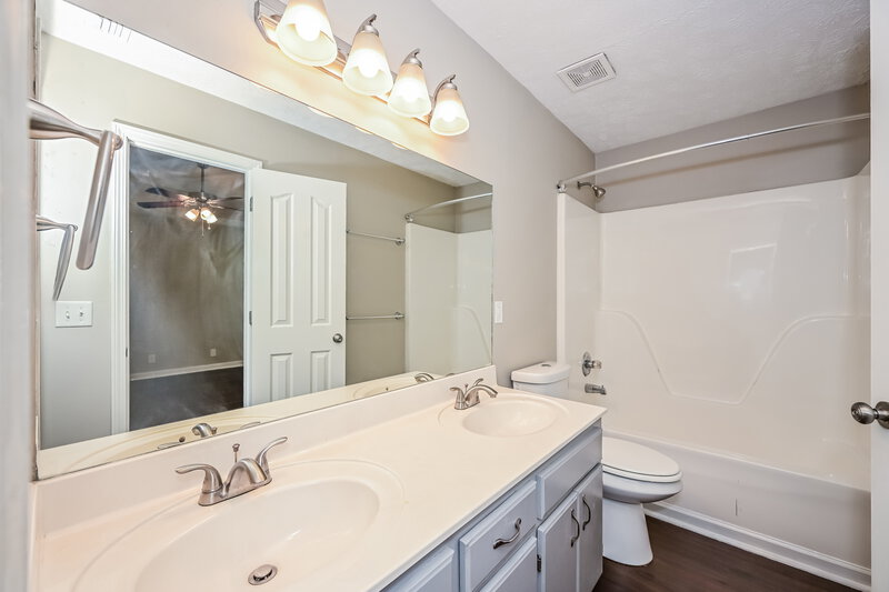 2,000/Mo, 2911 Boyle Ct Murfreesboro, TN 37128 Main Bathroom View