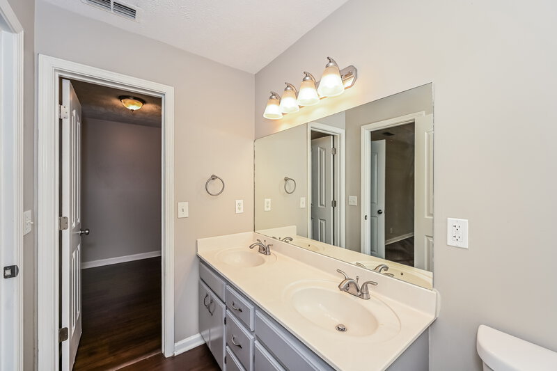 2,000/Mo, 2911 Boyle Ct Murfreesboro, TN 37128 Main Bathroom View 2