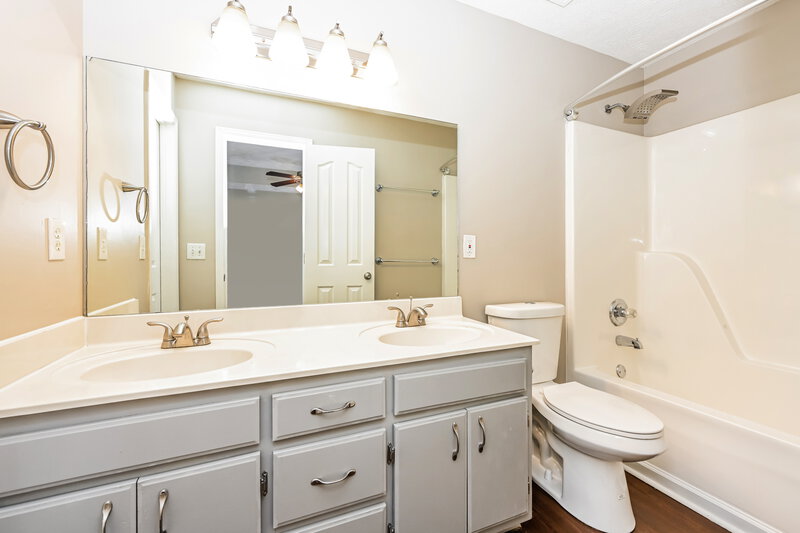 2,990/Mo, 2911 Boyle Ct Murfreesboro, TN 37128 Main Bathroom View
