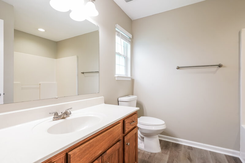2,235/Mo, 630 Butternut Trce La Vergne, TN 37086 Main Bathroom View