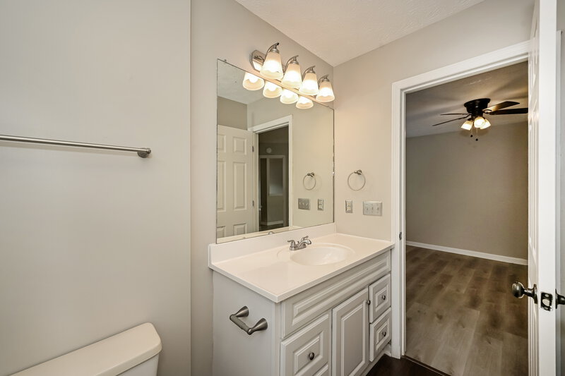 2,070/Mo, 5340 Village Way Nashville, TN 37211 Main Bathroom View