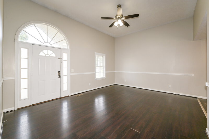 1,995/Mo, 7109 Beard Ct La Vergne, TN 37086 Living Room View 2