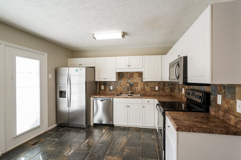 2,115/Mo, 7109 Beard Ct La Vergne, TN 37086 Kitchen View 2