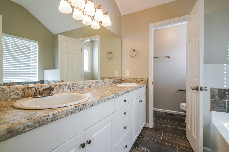 2,115/Mo, 7109 Beard Ct La Vergne, TN 37086 Main Bathroom View