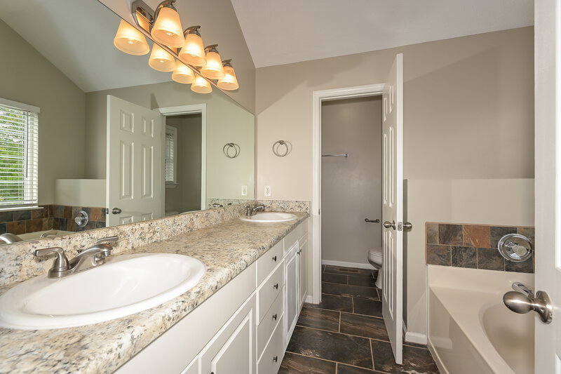 1,995/Mo, 7109 Beard Ct La Vergne, TN 37086 Main Bathroom View