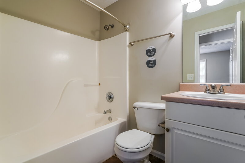 2,115/Mo, 7109 Beard Ct La Vergne, TN 37086 Bathroom View