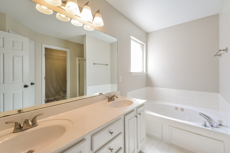 2,800/Mo, 6553 Broken Bow Dr Antioch, TN 37013 Main Bathroom View