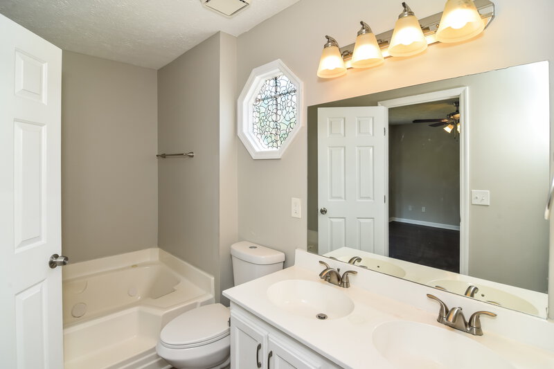 2,310/Mo, 312 Pine Ridge Ln La Vergne, TN 37086 Main Bathroom View
