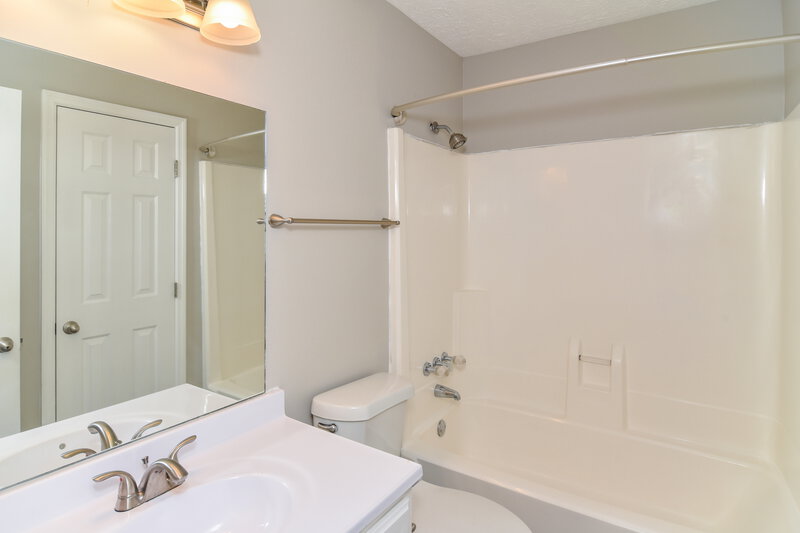 2,310/Mo, 312 Pine Ridge Ln La Vergne, TN 37086 Bathroom View 2