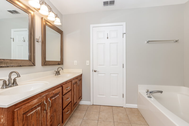 2,580/Mo, 806 Bristol Dr Smyrna, TN 37167 Main Bathroom View 2