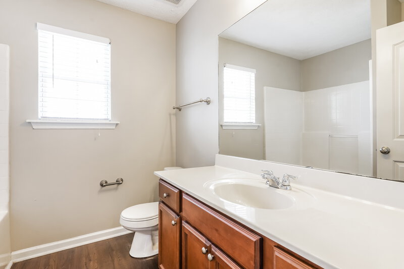 2,005/Mo, 9220 Thomason Trl Antioch, TN 37013 Main Bathroom View
