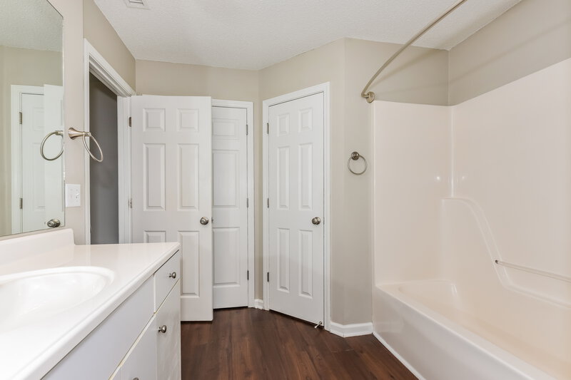 2,790/Mo, 1443 Rochester Dr Murfreesboro, TN 37130 Main Bathroom View 2