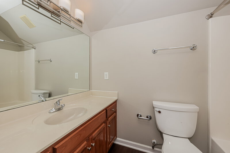 2,485/Mo, 411 Carmel Dr Murfreesboro, TN 37128 Bathroom View