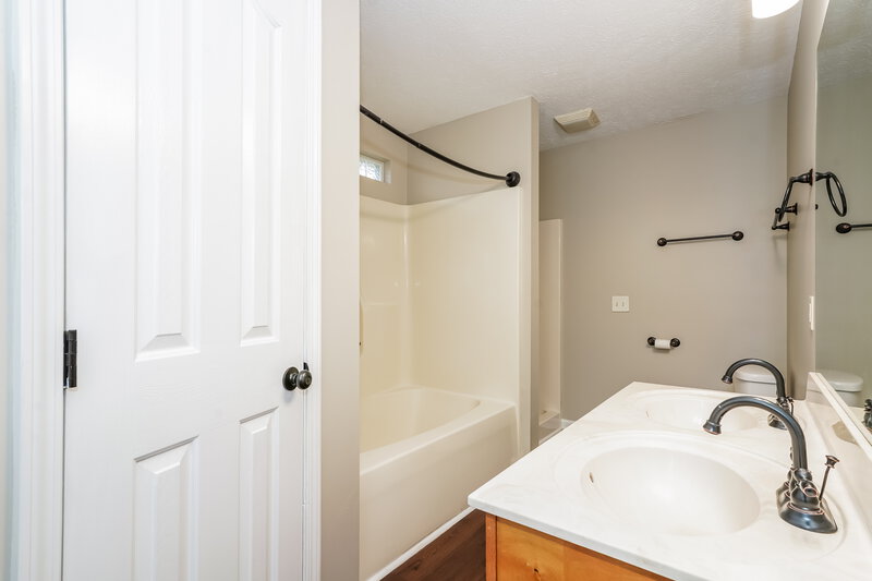 2,195/Mo, 634 Woodland Hills Dr La Vergne, TN 37086 Main Bathroom View