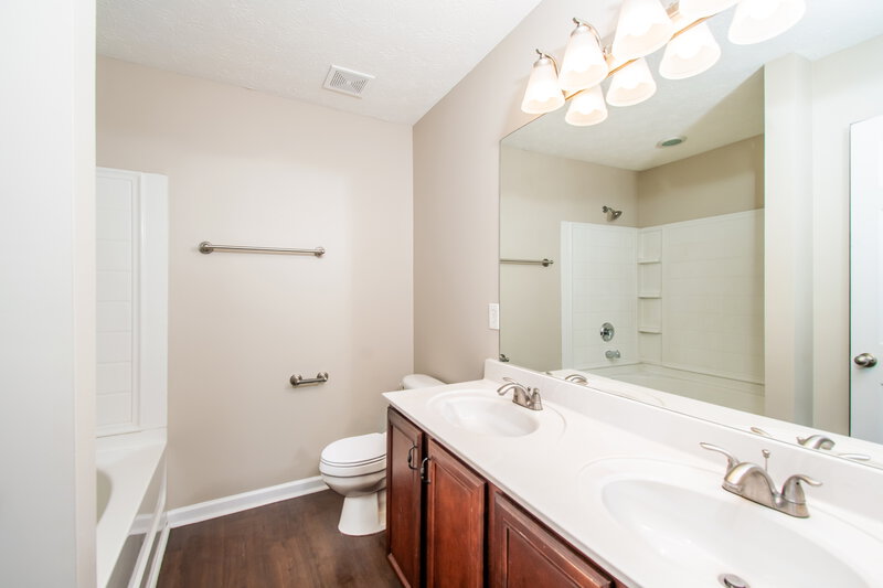 2,340/Mo, 640 Elderberry Way Murfreesboro, TN 37128 Main Bathroom View