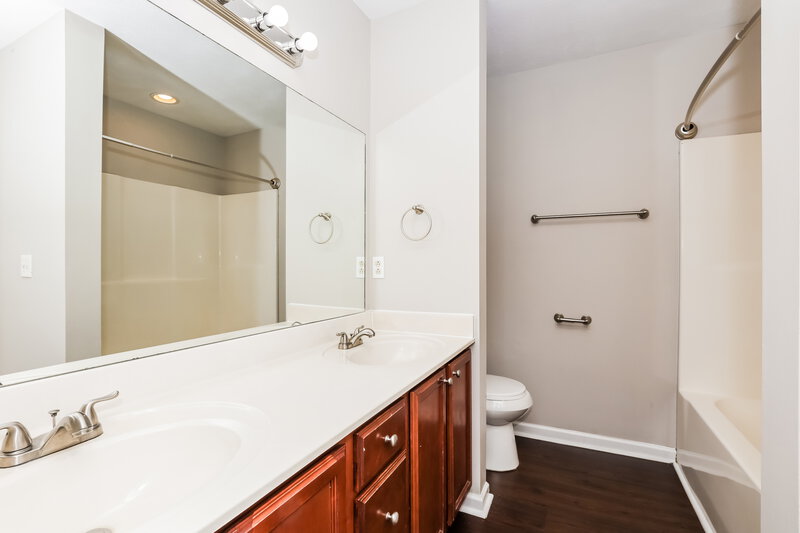 1,765/Mo, 127 Berele Shepsele Ln La Vergne, TN 37086 Main Bathroom View