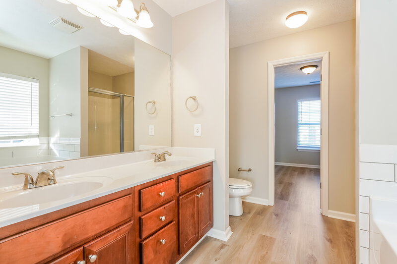 2,745/Mo, 105 Latham Ct Hendersonville, TN 37075 Main Bathroom View