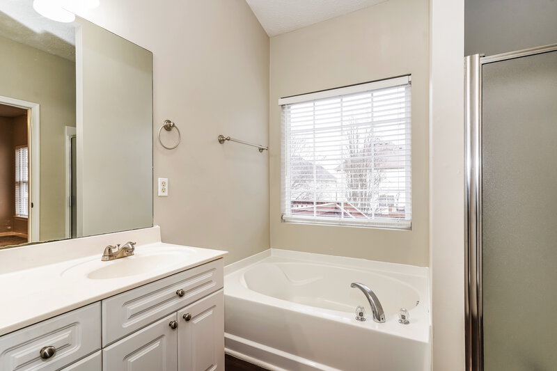 2,350/Mo, 3153 Skinner Dr Antioch, TN 37013 Main Bathroom View