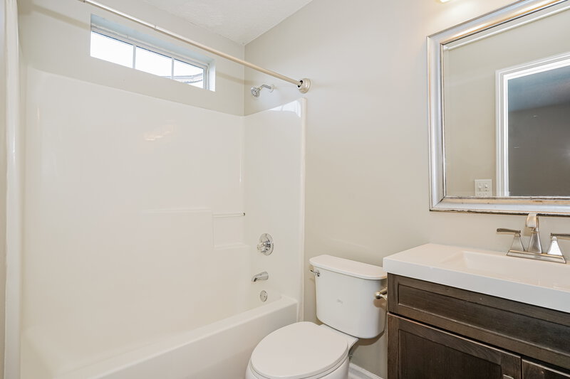 1,775/Mo, 306 Hank Aaron Cv La Vergne, TN 37086 Main Bathroom View