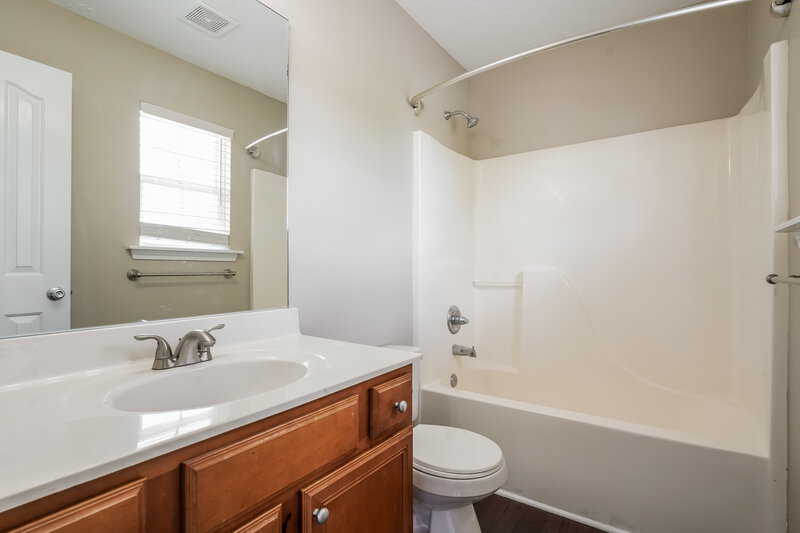 2,000/Mo, 3076 Ace Wintermeyer Dr La Vergne, TN 37086 Main Bathroom View