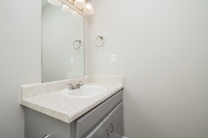 2,140/Mo, 918 Tal Ln La Vergne, TN 37086 Bathroom View 2