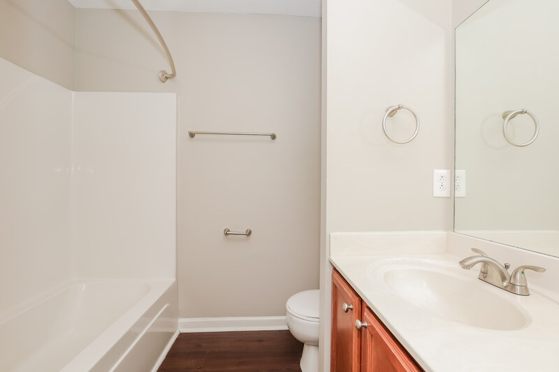1,910/Mo, 1029 Tammy Sue Ln La Vergne, TN 37086 Main Bathroom View 2