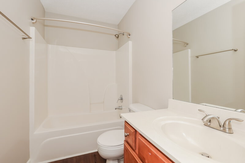 1,910/Mo, 1029 Tammy Sue Ln La Vergne, TN 37086 Bathroom View
